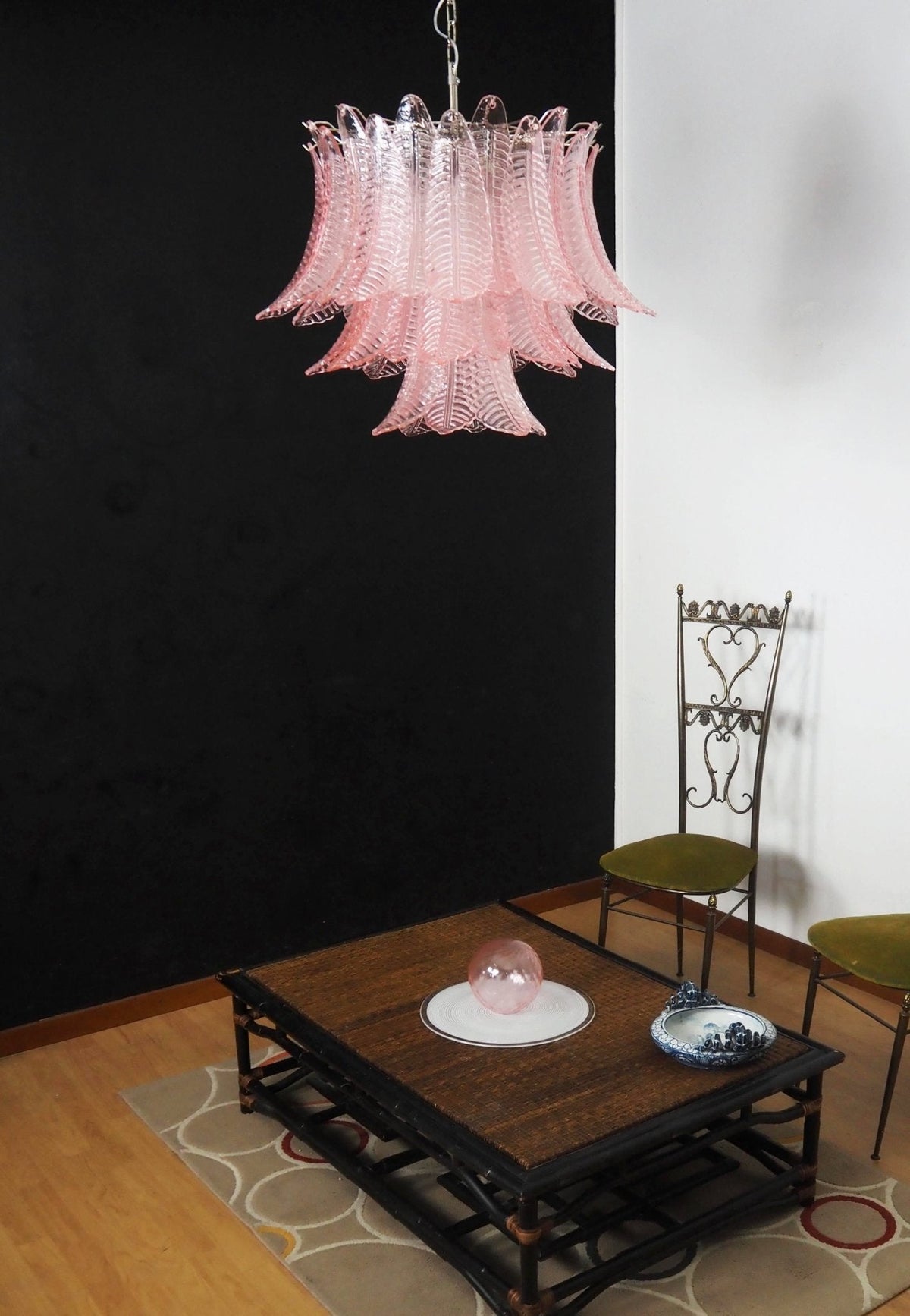 Celiaria Kronleuchter aus rosa Glas in Kieselsteinform mit geschichteten Blättern, luxuriös und zeitgenössisch