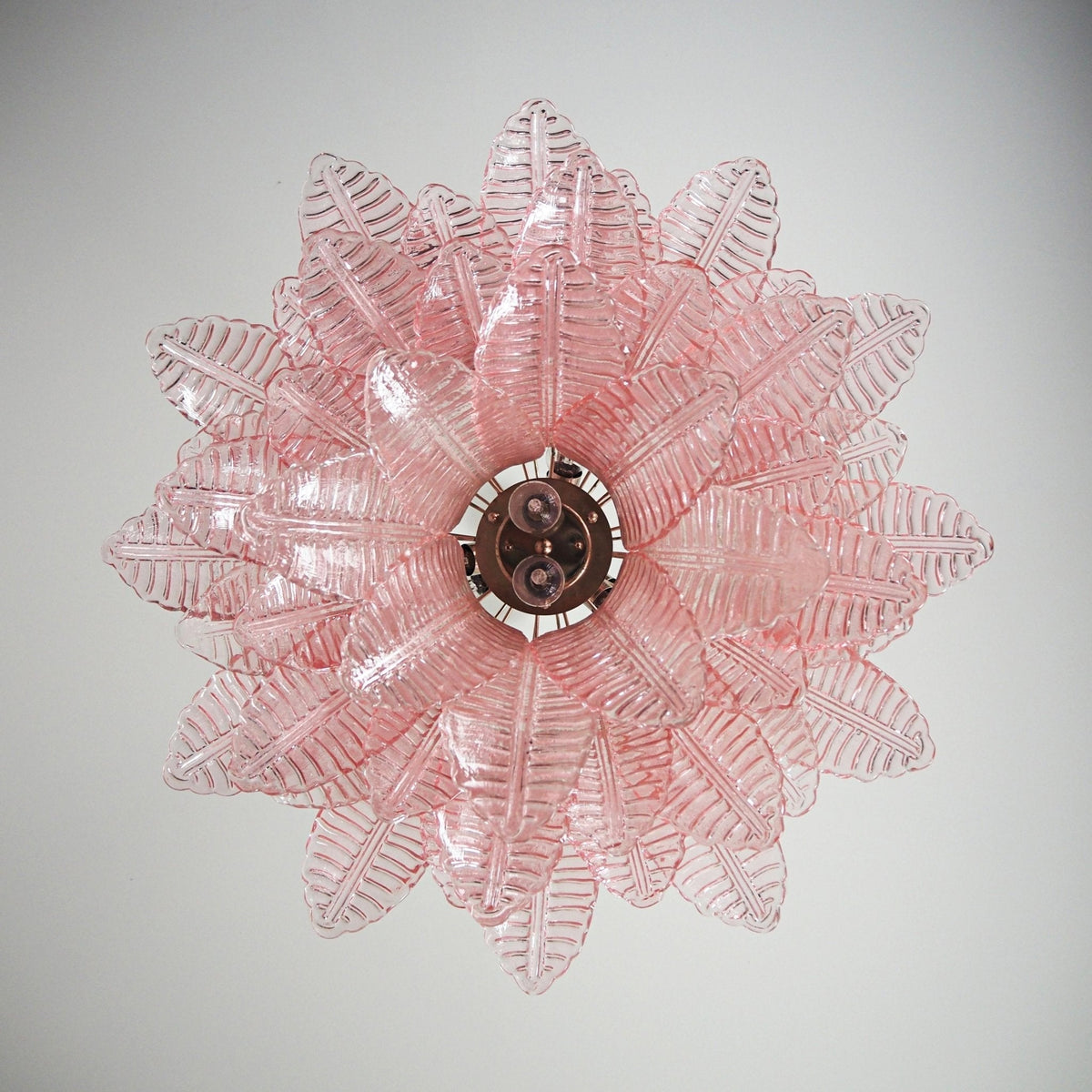 Celiaria Kronleuchter aus rosa Glas in Kieselsteinform mit geschichteten Blättern, luxuriös und zeitgenössisch