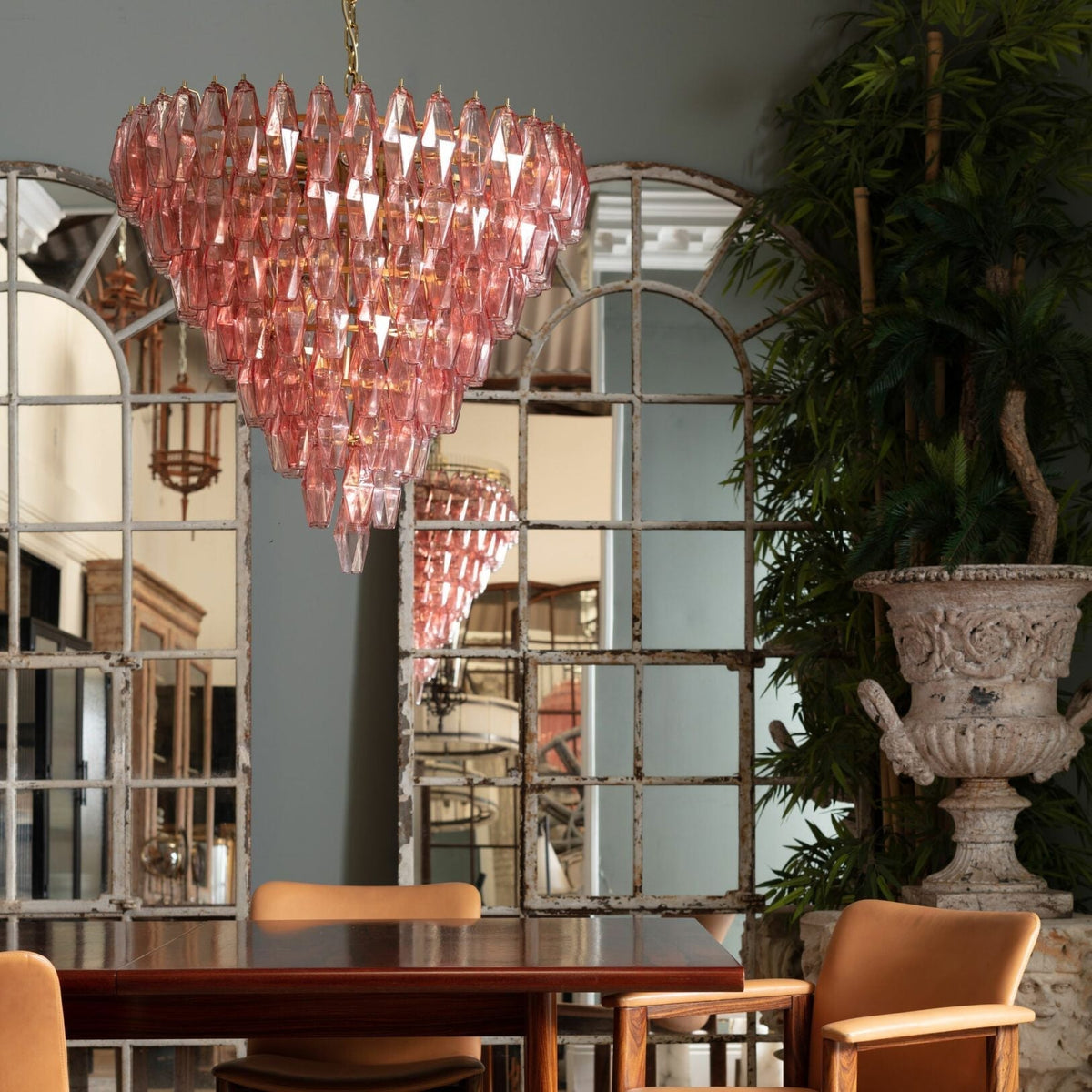 Eirenora Kronleuchter aus rosa facettiertem Glas in Schichtbauweise Vintage