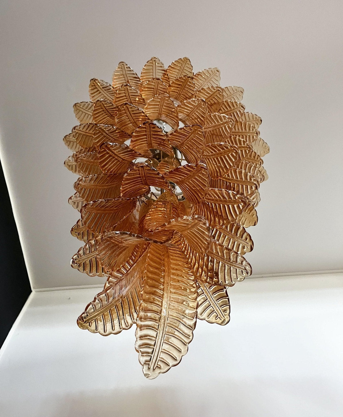 Celielle Kronleuchter Kronleuchte aus dunklem Bernstein-Glas in Blattform mehrschichtig künstlerisch statementhaft