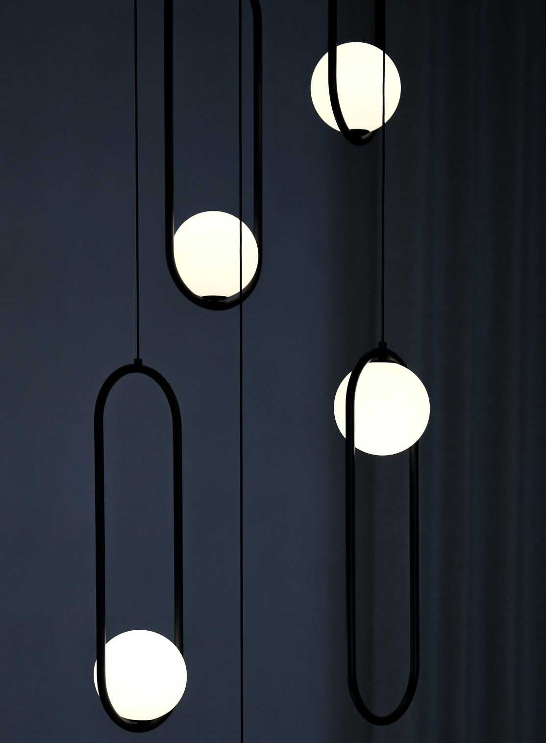 Cyvora Kronleuchter zeitgenössische minimalistische Kronleuchte aus Glas in Kombination