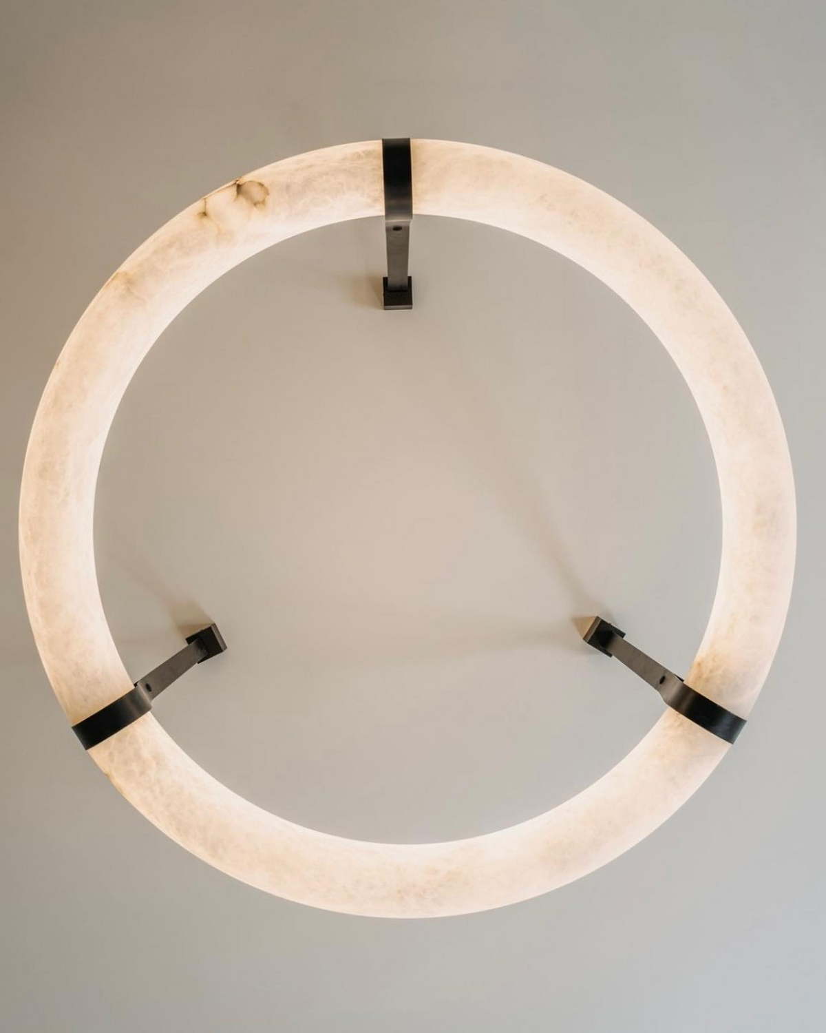 Tarys Alabaster Kronleuchter Ring Lederriemen-Version B