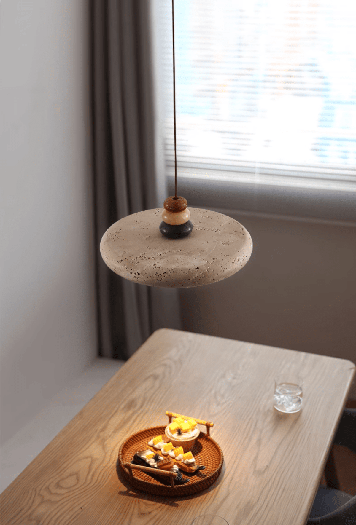 Cuvarora Pendelleuchte aus gelbem Travertin