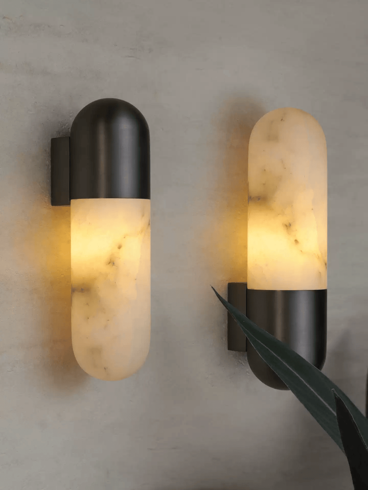 Lucan Kapsel-Wandleuchte aus Alabaster