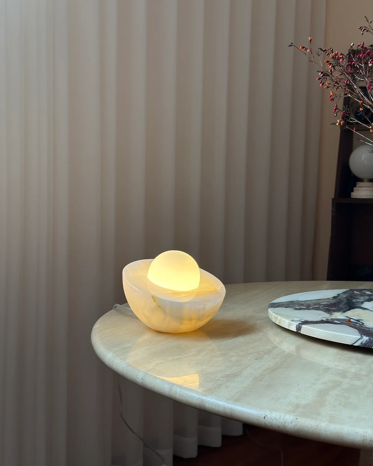 Fryle Jade Minimalistische Tischlampe mit Halo