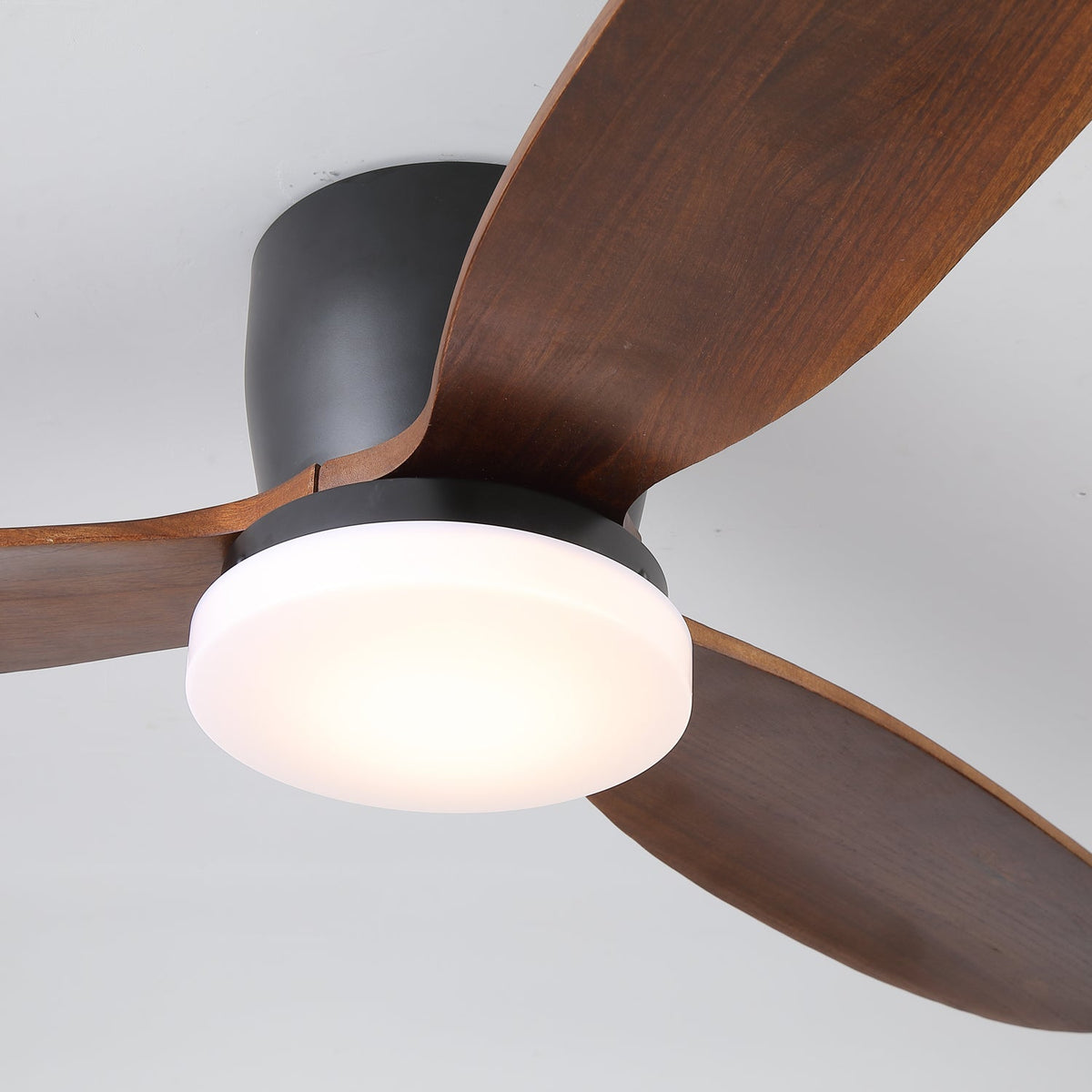 Athyrs Deckenventilator mit Beleuchtung
