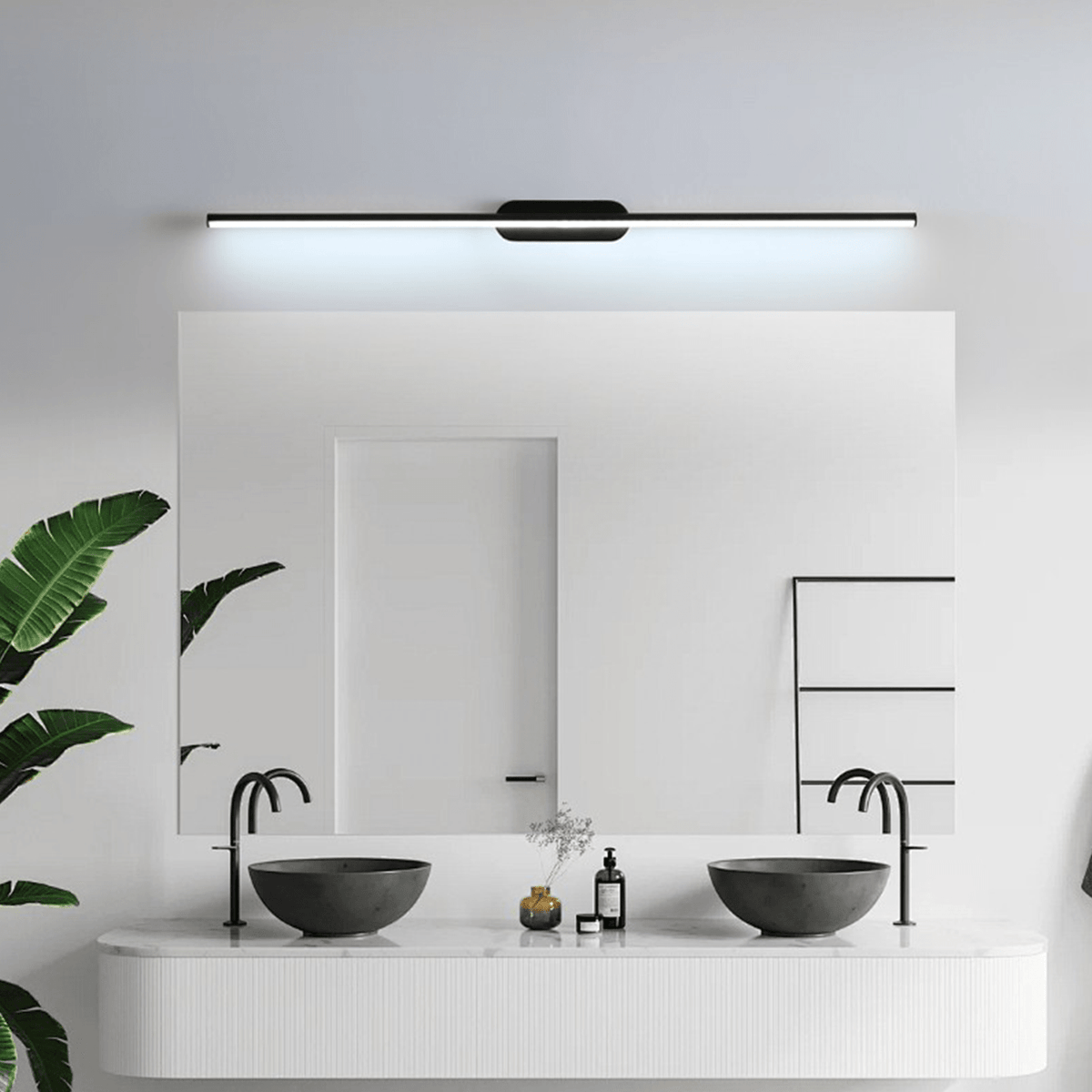 Qirma Schwarz schlanke lineare minimalistische Wandleuchte