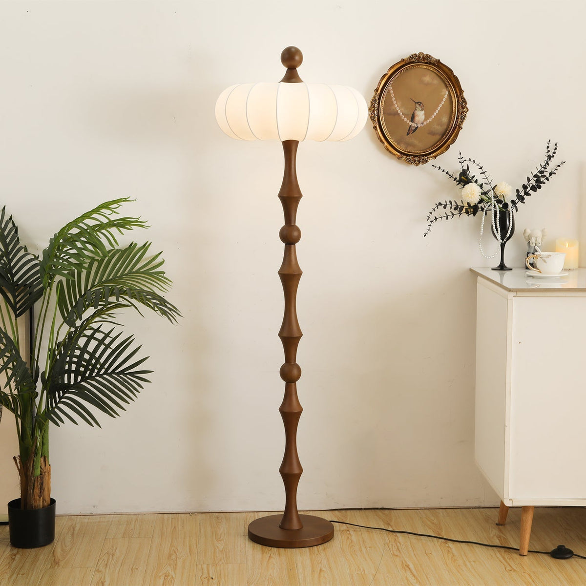 Sylirira Stehleuchte aus Holz und Seide
