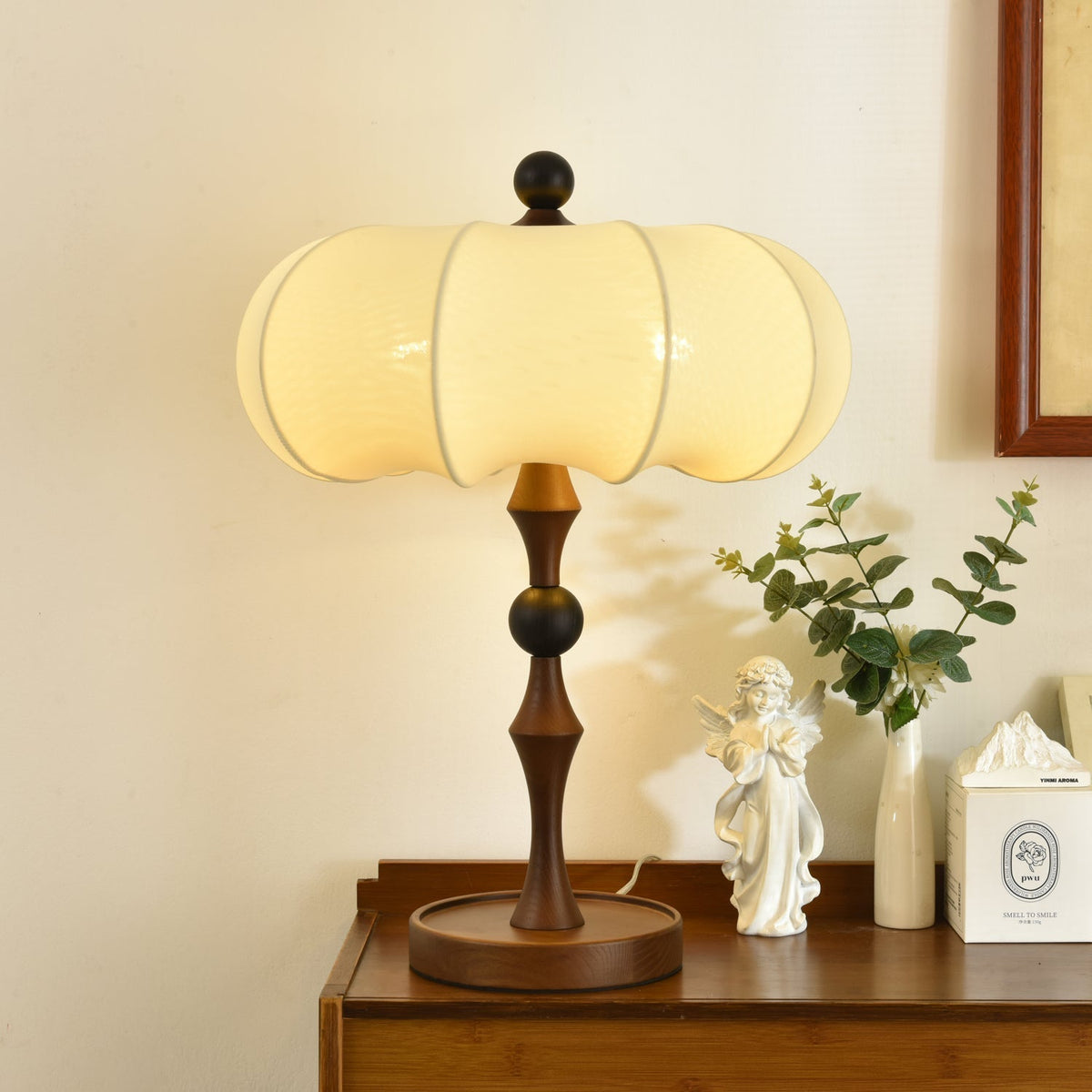 Lumae Tischlampe aus Holz und Stoff im Retro-Stil