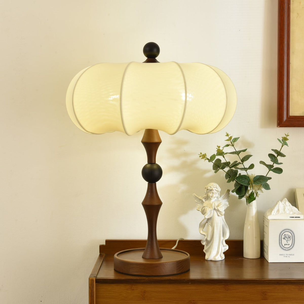Lumae Tischlampe aus Holz und Stoff im Retro-Stil