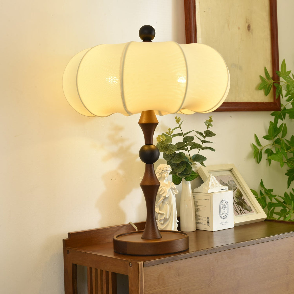 Lumae Tischlampe aus Holz und Stoff im Retro-Stil