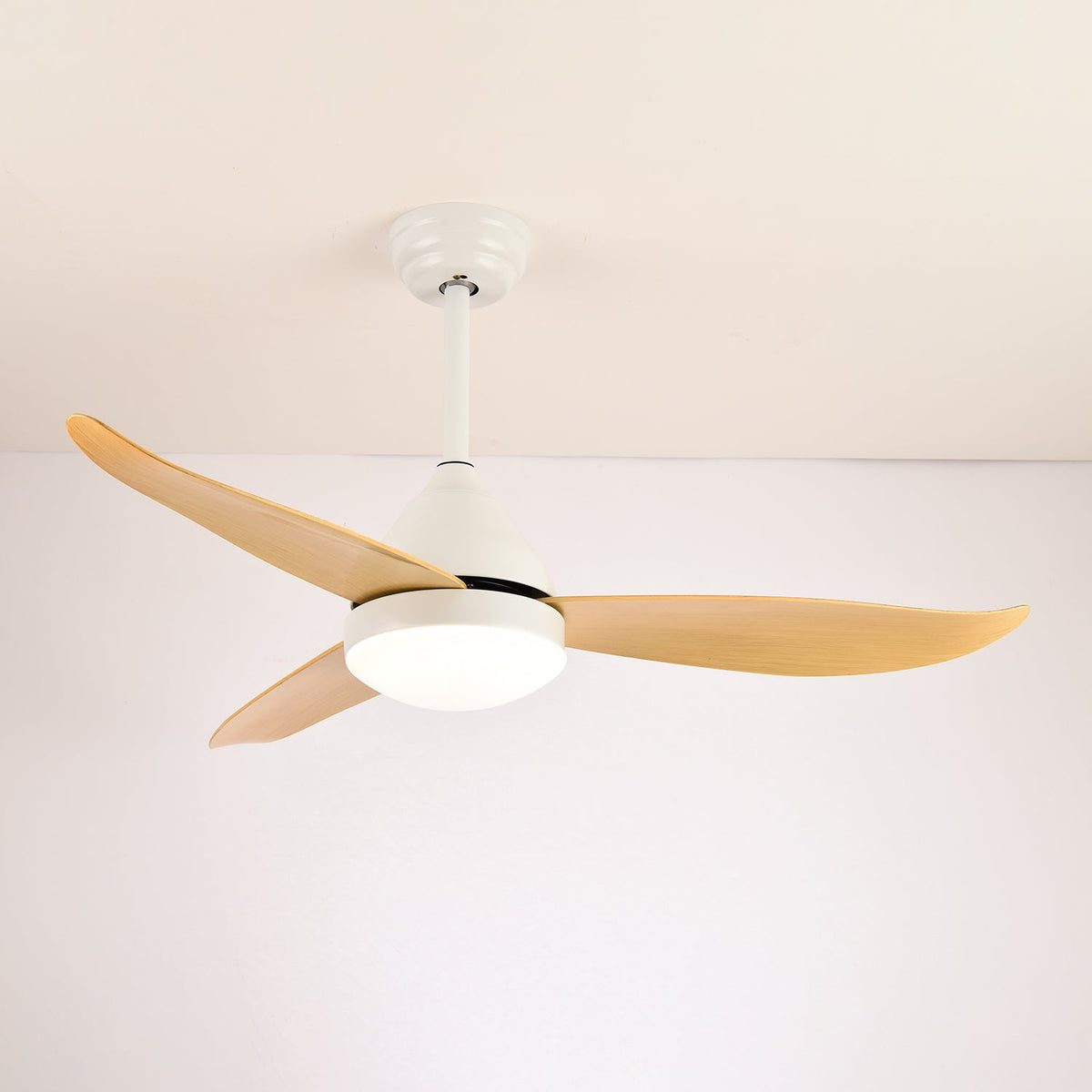 Fia Deckenventilator mit Beleuchtung aus Holz im modernen Stil