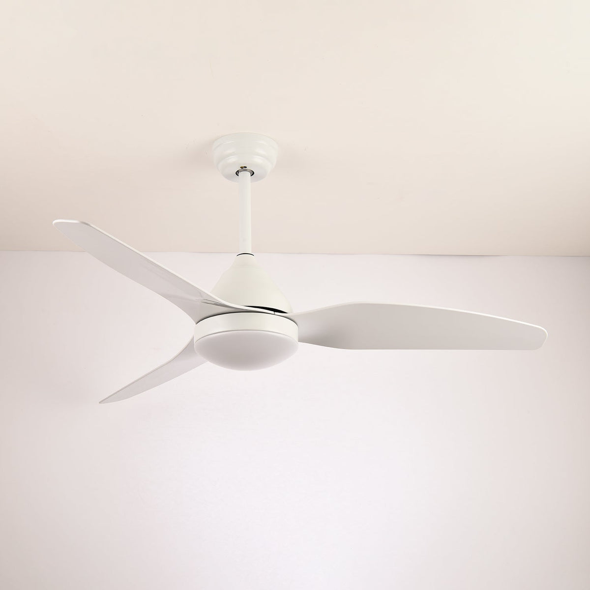 Fia Deckenventilator mit Beleuchtung aus Holz im modernen Stil