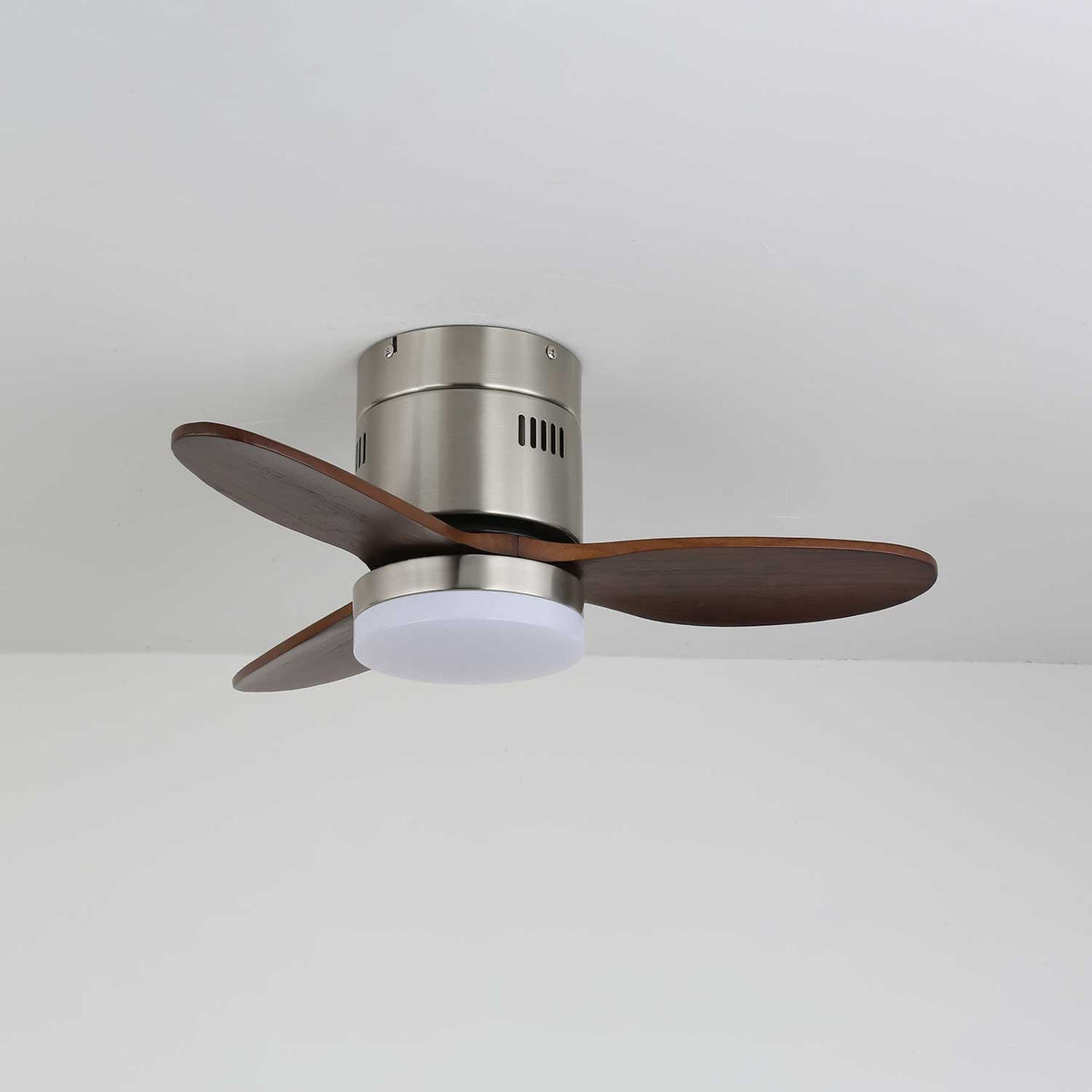 Eris Minimalistischer Deckenventilator mit Beleuchtung aus Holz