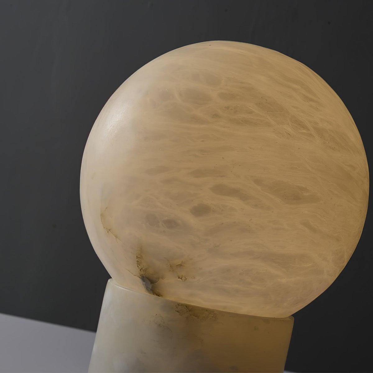Albiniella zeitgenössische Tischleuchte aus Alabaster