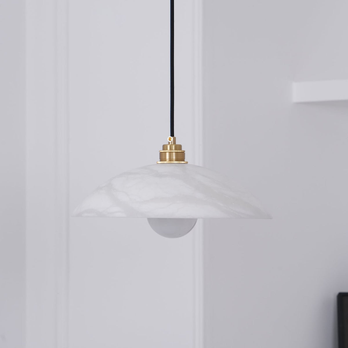 Delin Kuppel-Pendelleuchte aus Alabaster und Messing