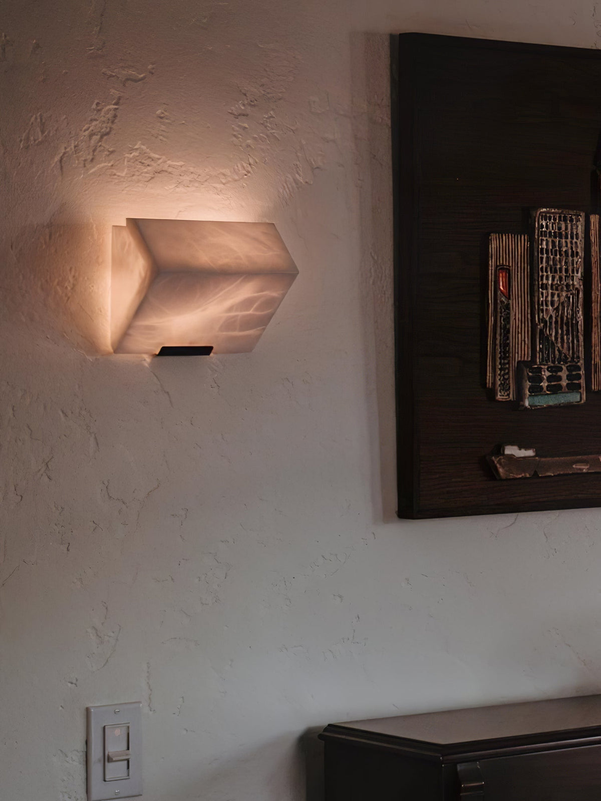 Niviella stufenförmige Alabaster-Wandleuchte mit Stecker