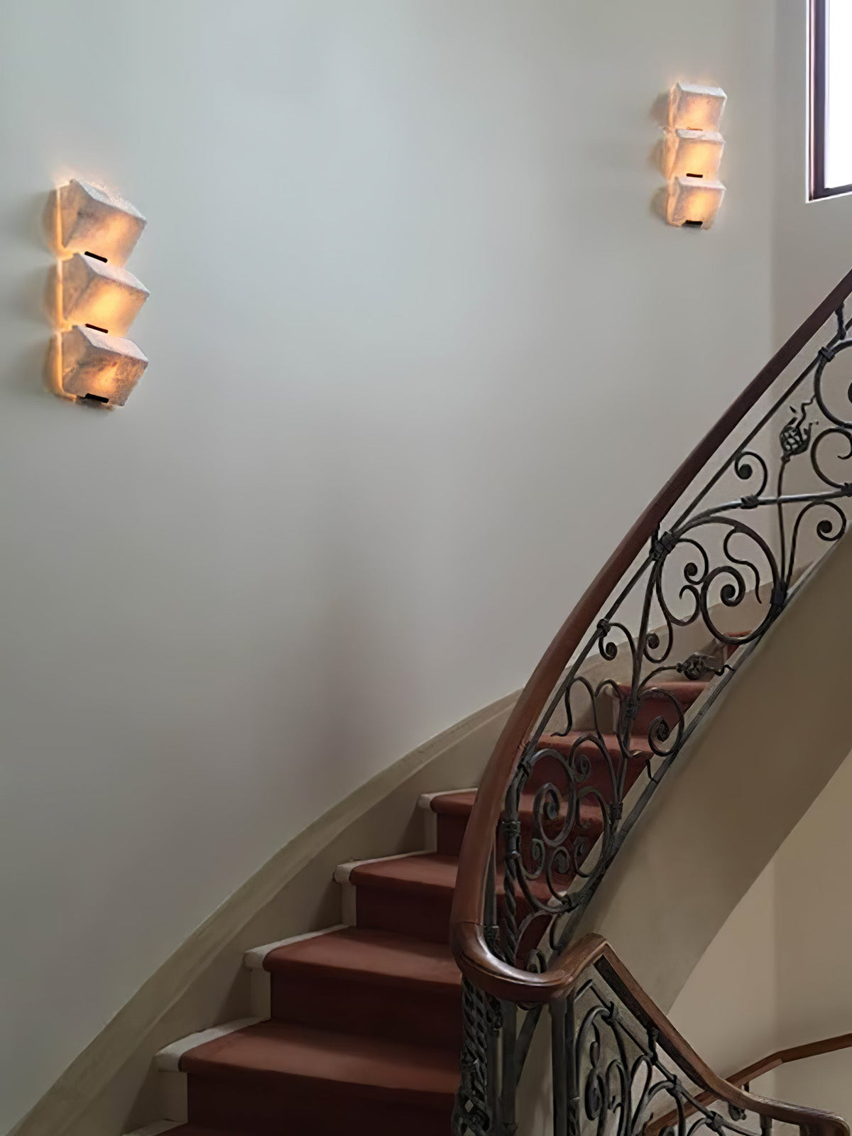 Niviella stufenförmige Alabaster-Wandleuchte mit Stecker