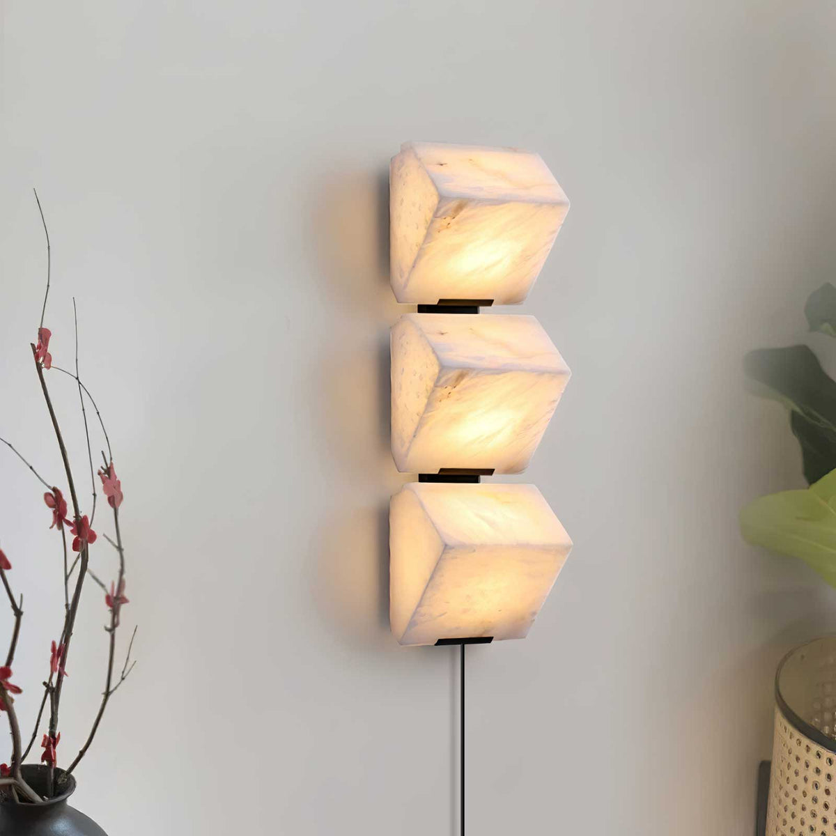 Niviella stufenförmige Alabaster-Wandleuchte mit Stecker