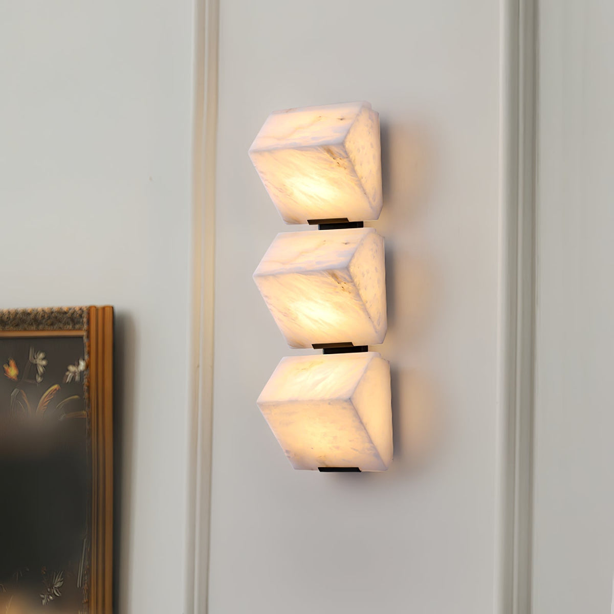 Niviella stufenförmige Alabaster-Wandleuchte mit Stecker