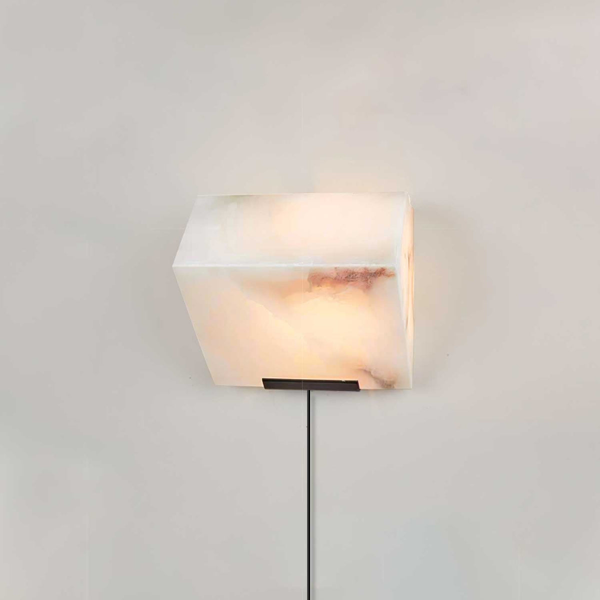 Niviella stufenförmige Alabaster-Wandleuchte mit Stecker
