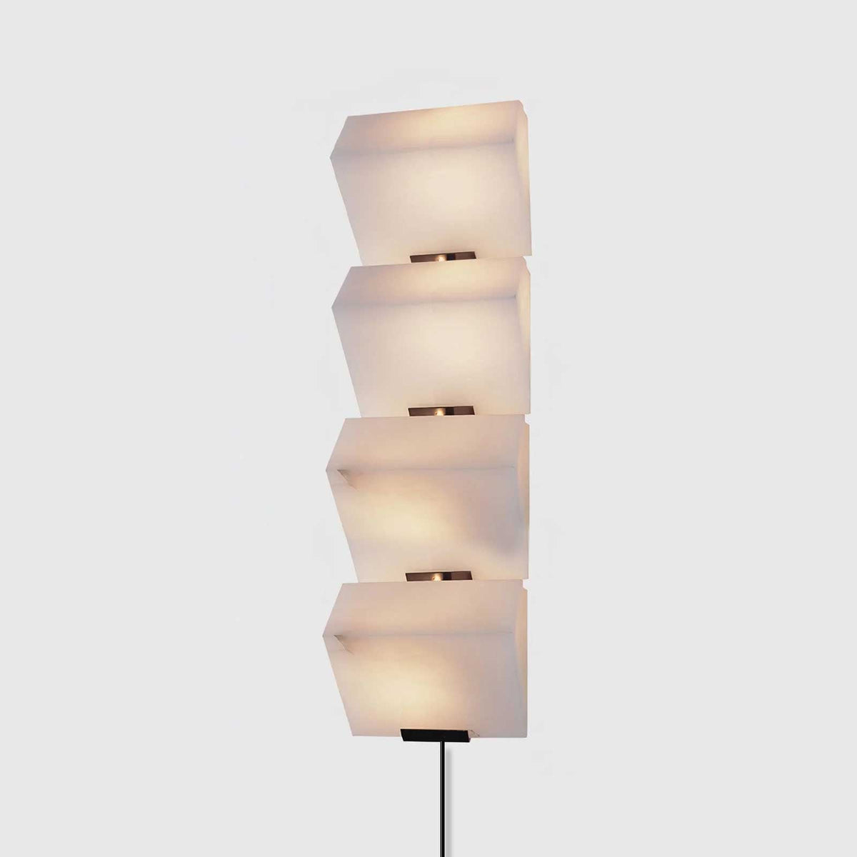 Niviella stufenförmige Alabaster-Wandleuchte mit Stecker
