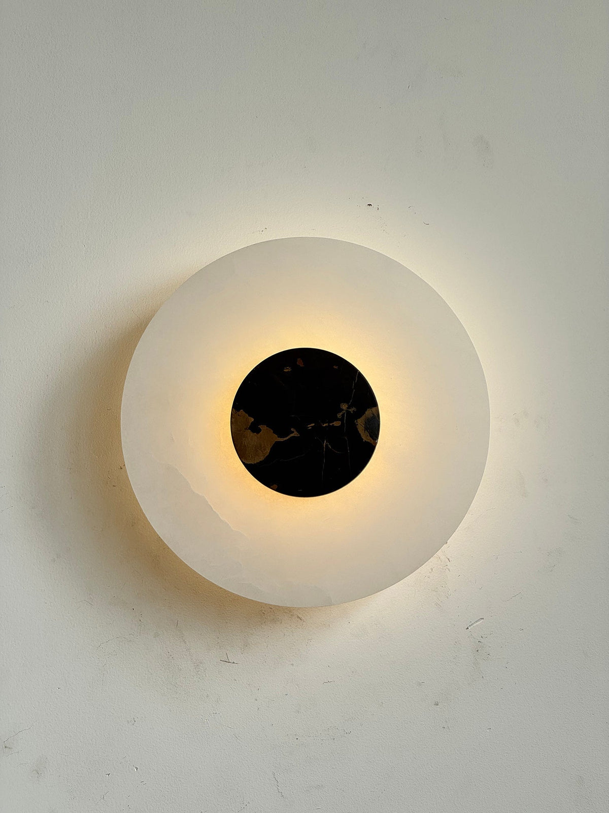 Rauduvyi zeitgenössische minimalistische Wandleuchte aus Alabaster