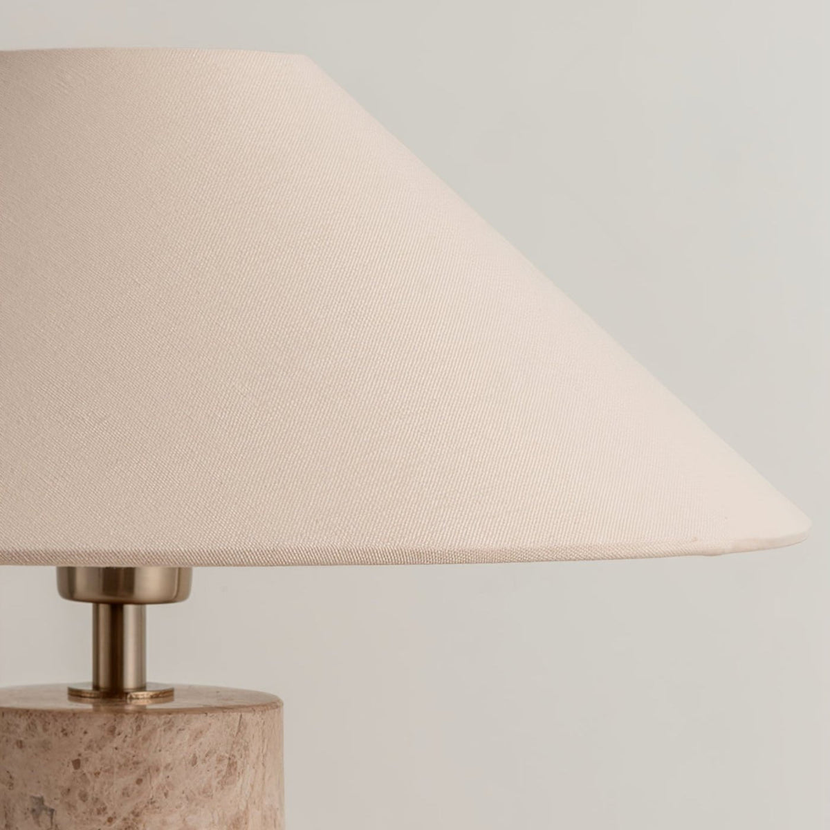 Peterielle Tischleuchte aus Marmor in Beige/Grau