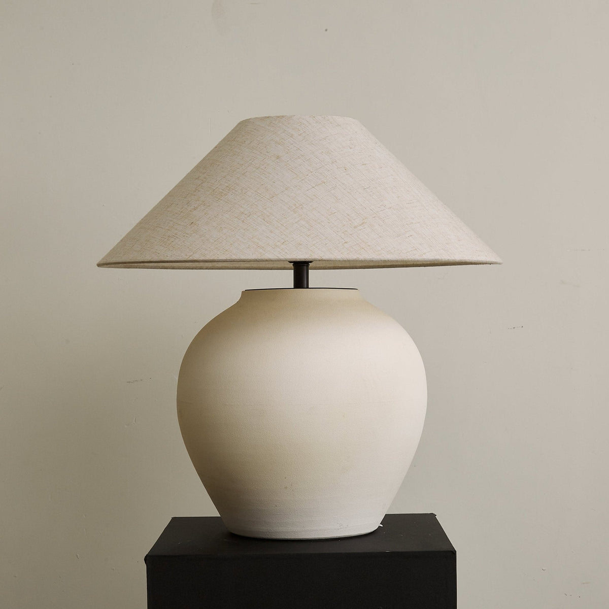 Clay Minimalistische Tischleuchte aus Keramik in Kegelform
