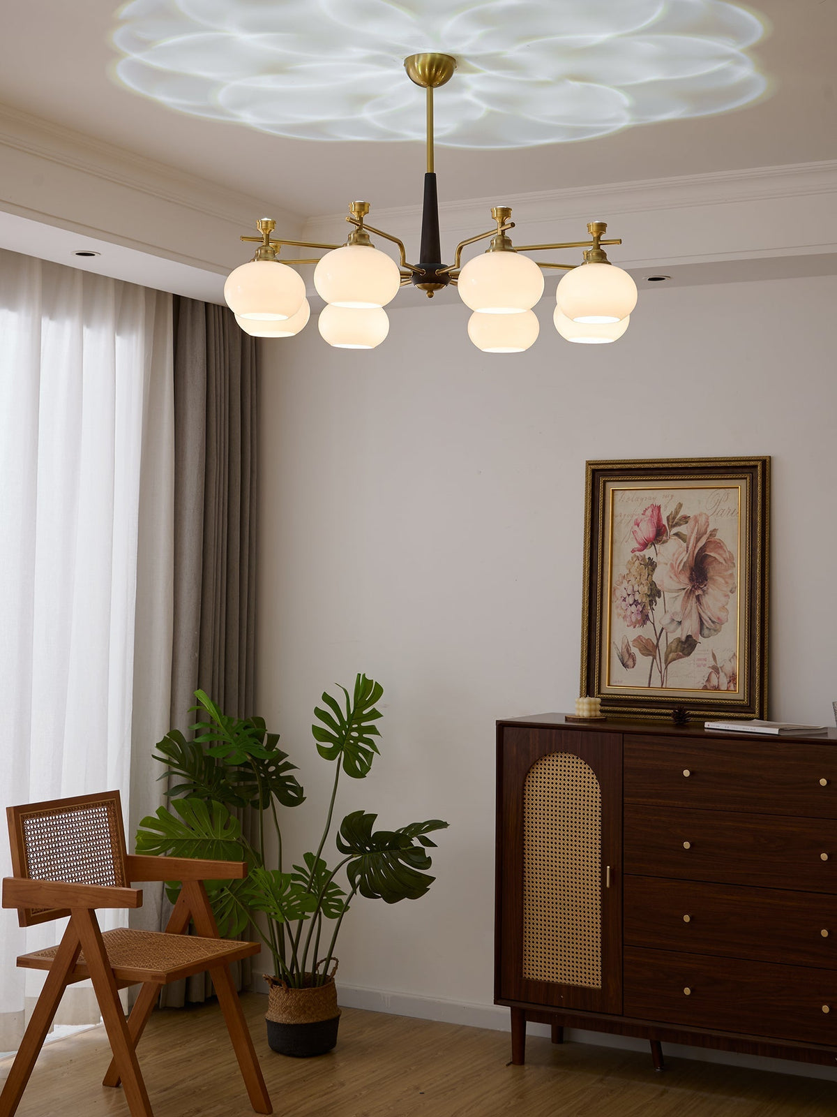 Velirara Kronleuchter aus Holz und Glas in traditionellem, einzigartigem Kugeldesign