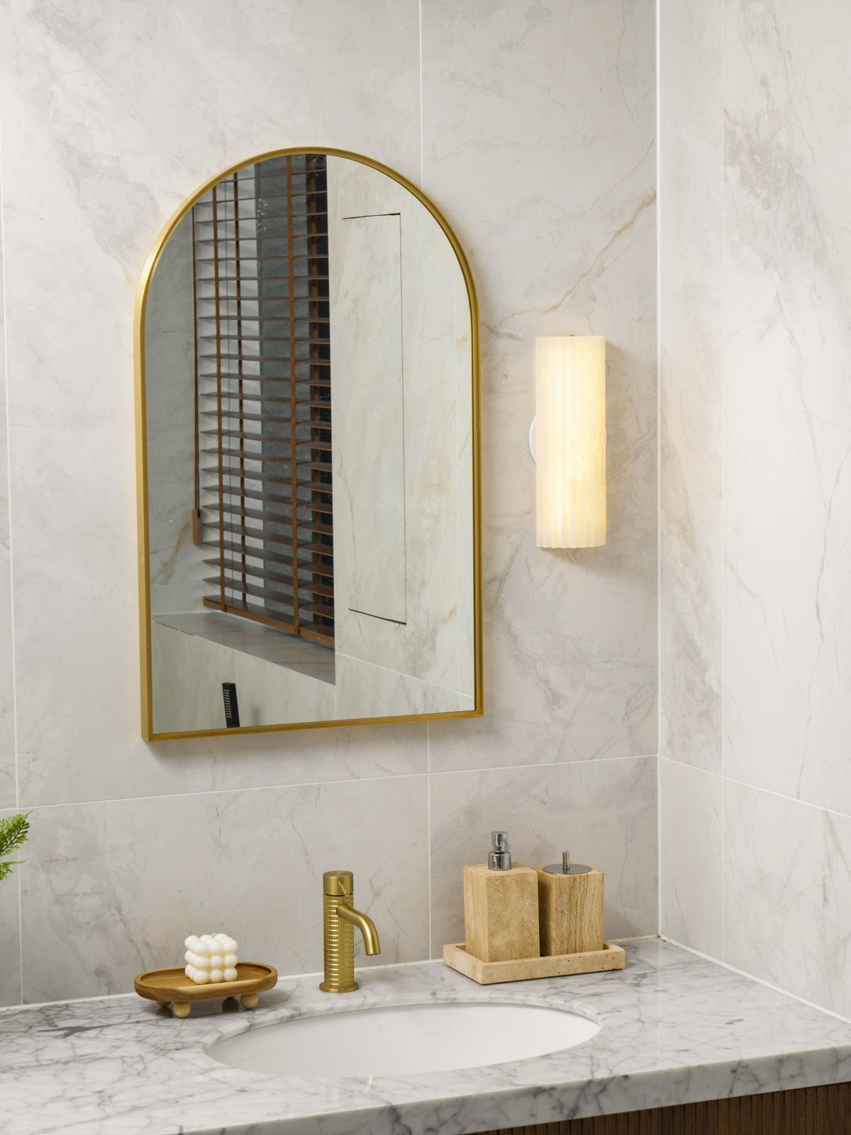 Orvian Wandleuchte Alabaster minimalistisch