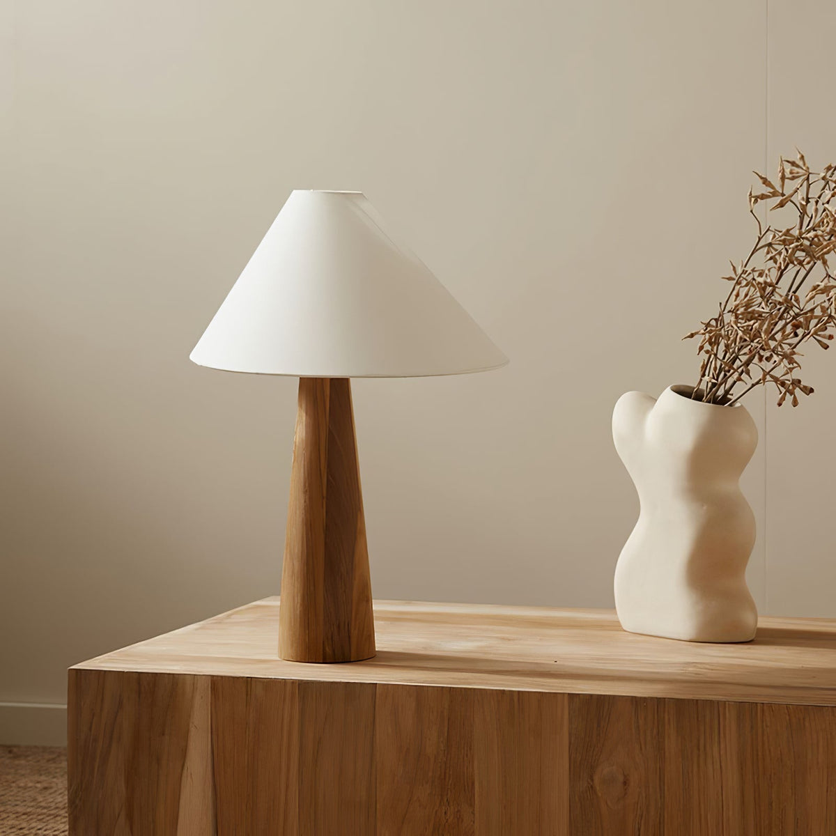 Mirose Tischleuchte aus Holz und Stoff im Landhausstil