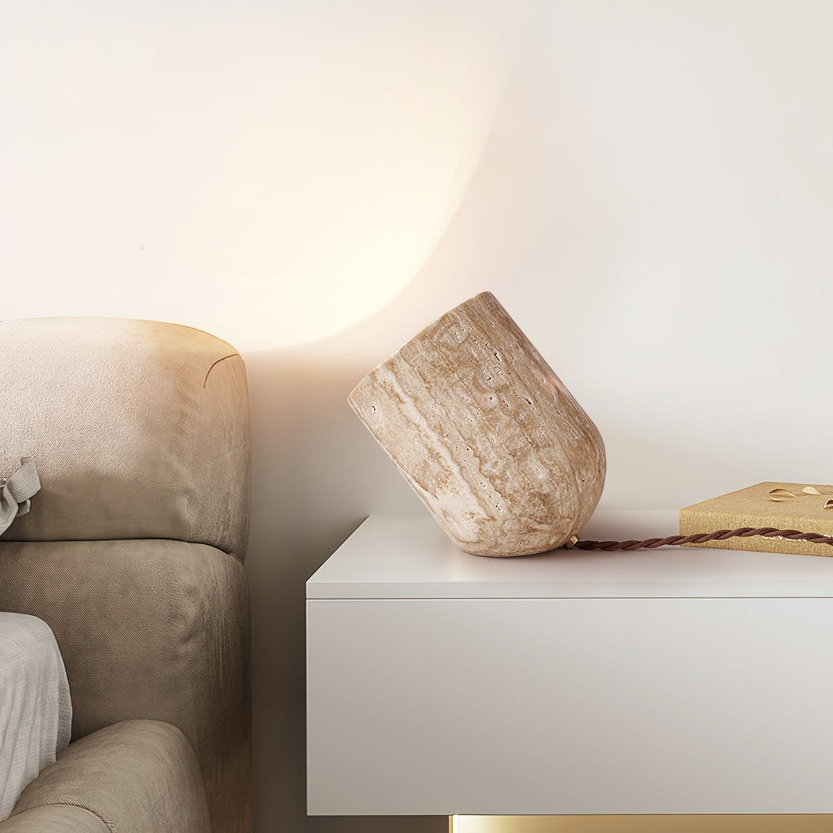 Valuaine Tischleuchte aus gelbem Travertin in Tapered Block-Form