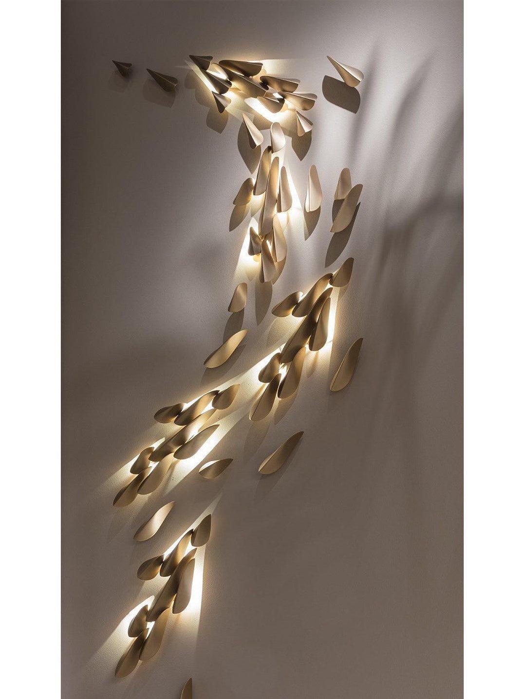 Avynis Abstract Messing-Wandleuchte