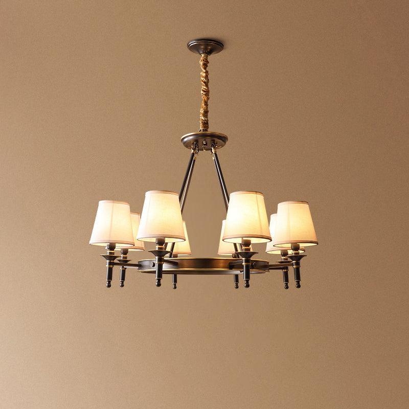 Dyvlen Kronleuchter aus poliertem Messing mit Leinen-Lampenschirmen zeitgenössisch 8-Light