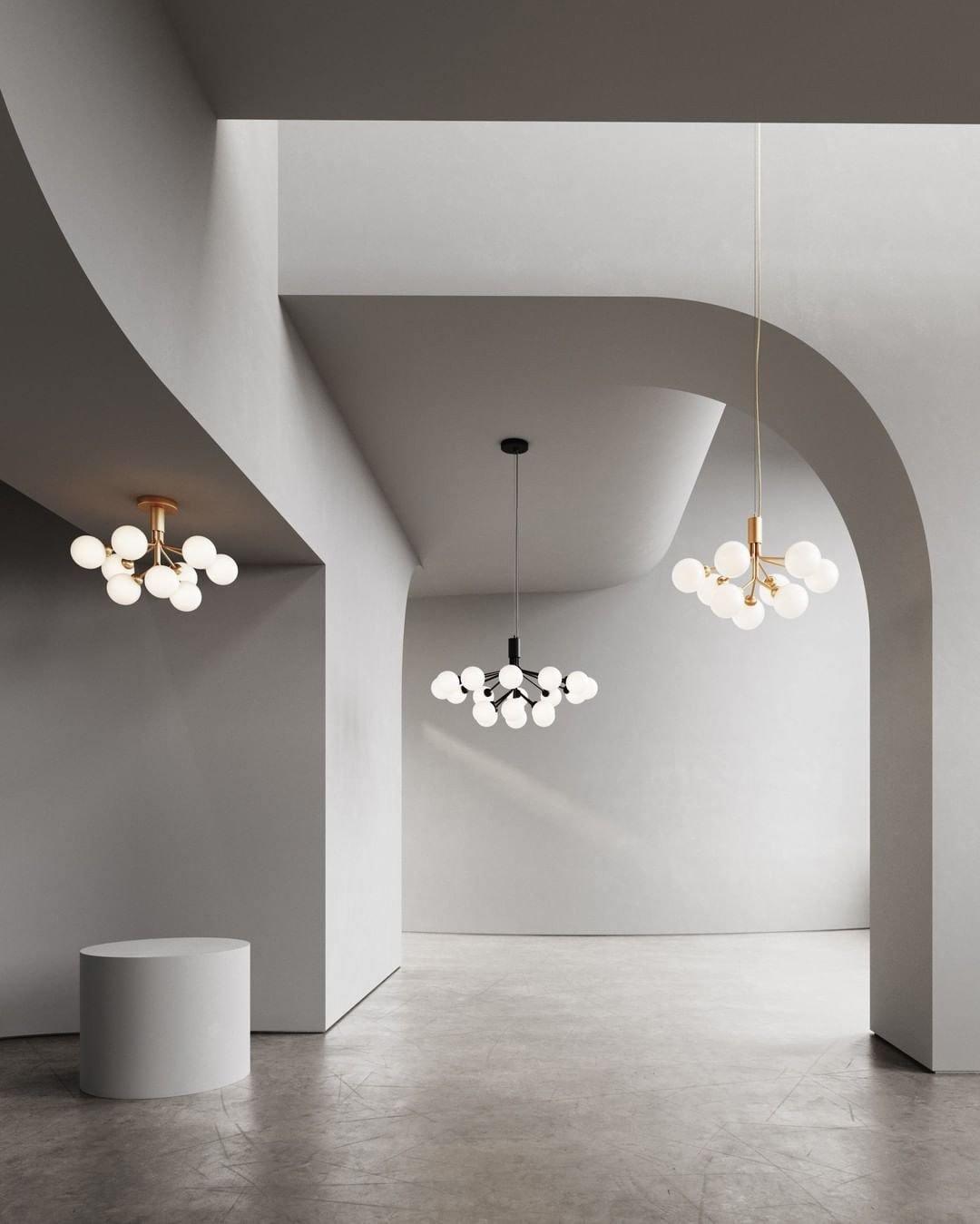 Eirelelle Pendelleuchte mit Glas-Kugel-Cluster in Messing