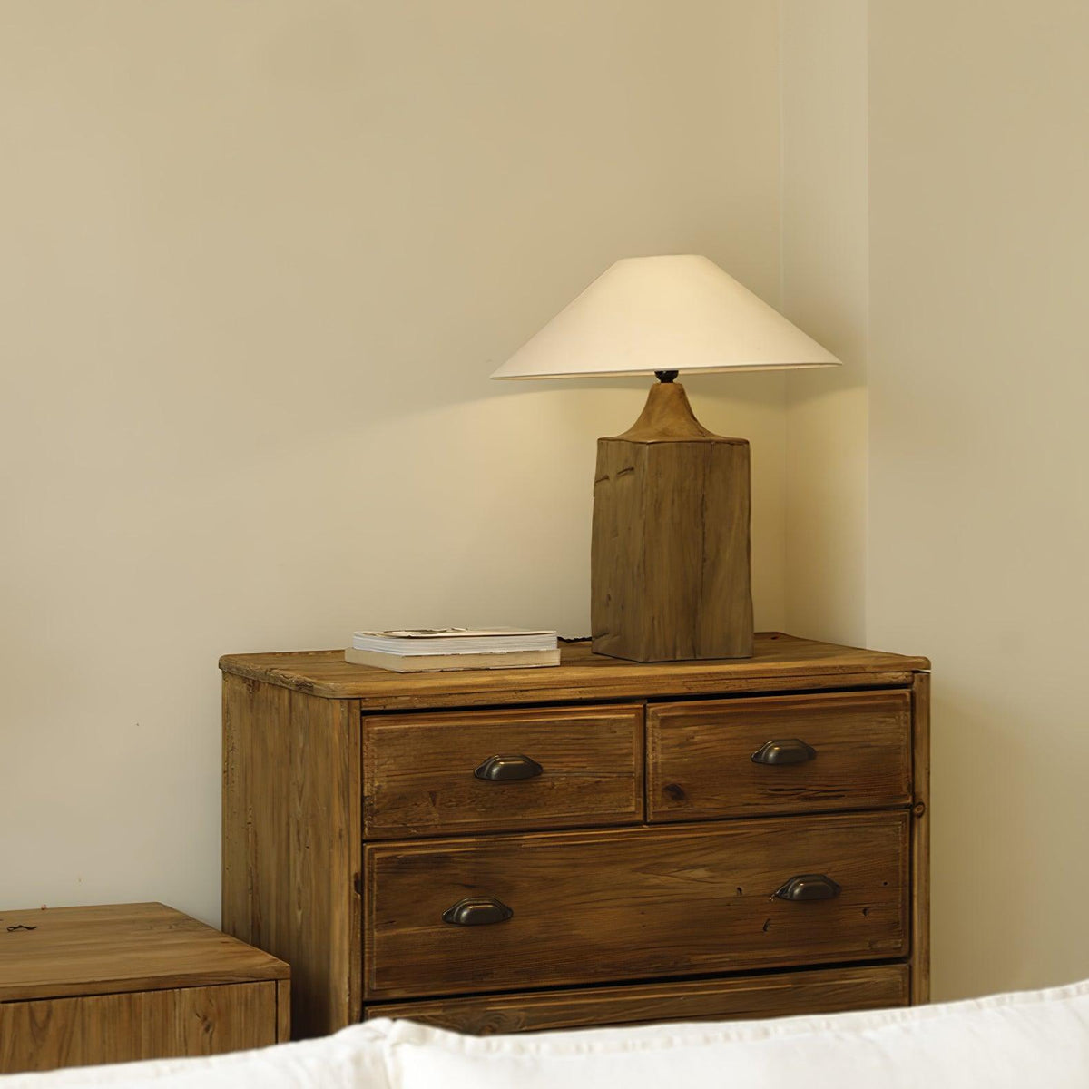 Rustica Stehleuchte aus Naturholz in Beige