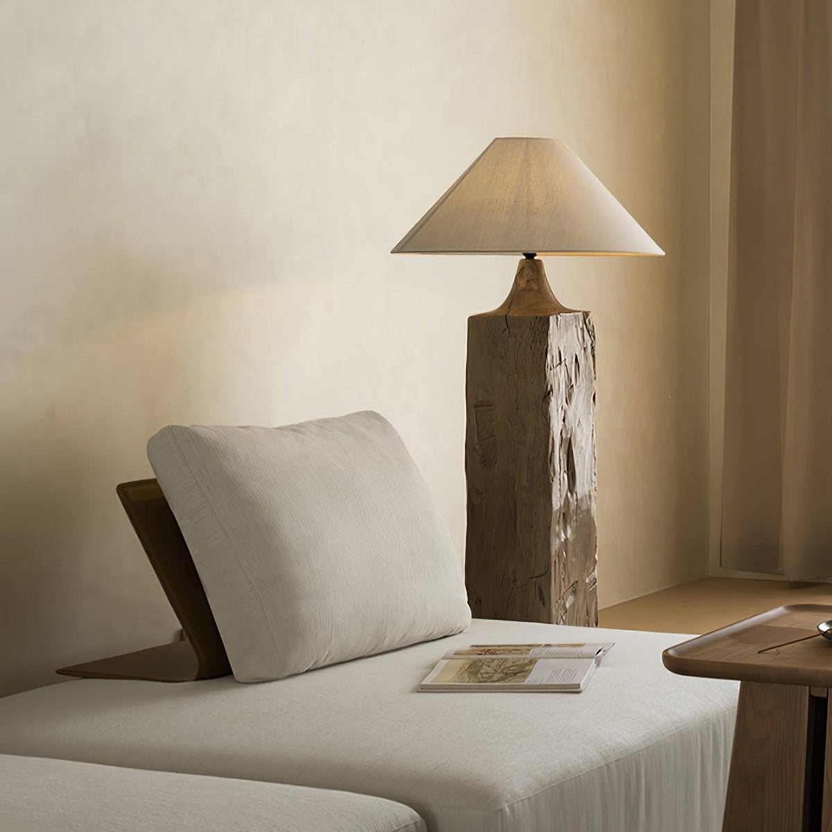 Rustica Stehleuchte aus Naturholz in Beige