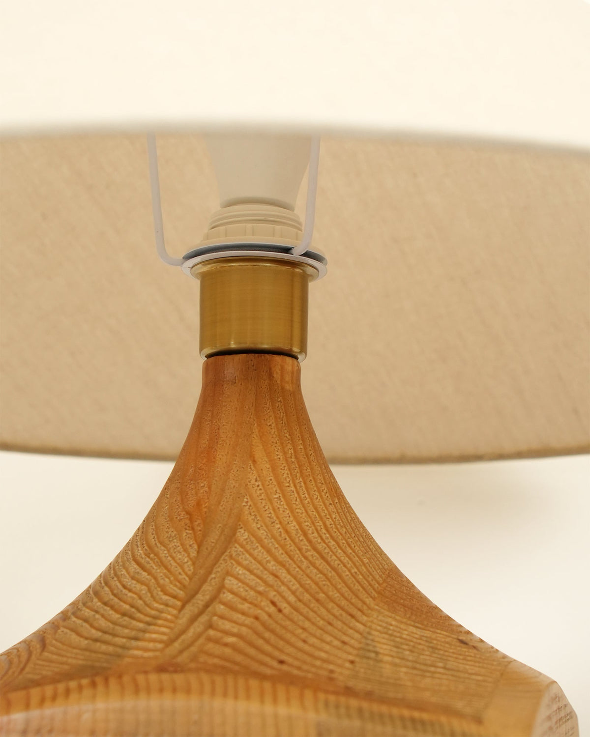 Rustica Stehleuchte aus Naturholz in Beige