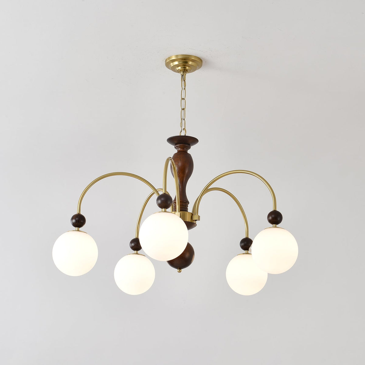Sylenise Pendelleuchte aus Walnuss und Messing mit Kugelschirm im Vintage-Stil