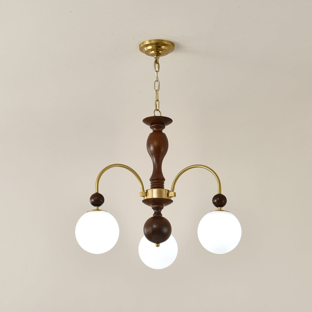Sylenise Pendelleuchte aus Walnuss und Messing mit Kugelschirm im Vintage-Stil