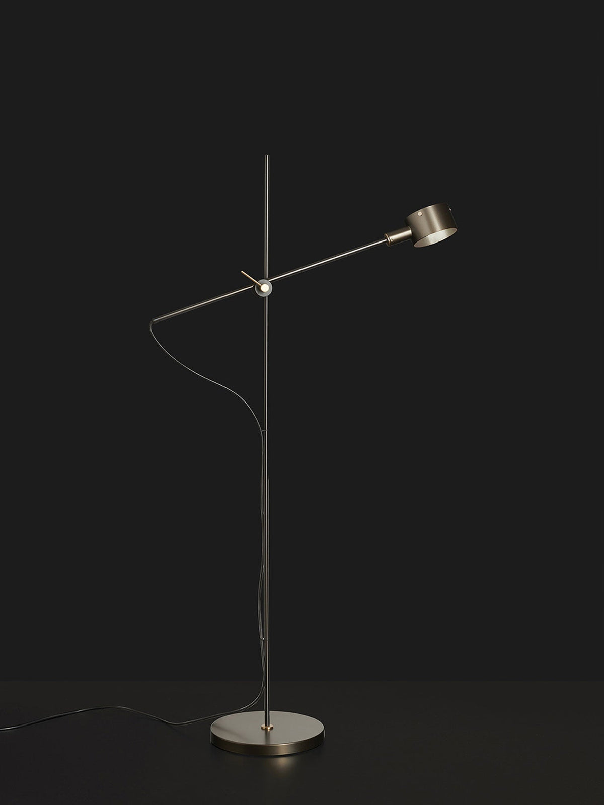 Arclen verstellbare Stehleuchte mit Gegengewicht und horizontaler Arm in dunklem Bronze