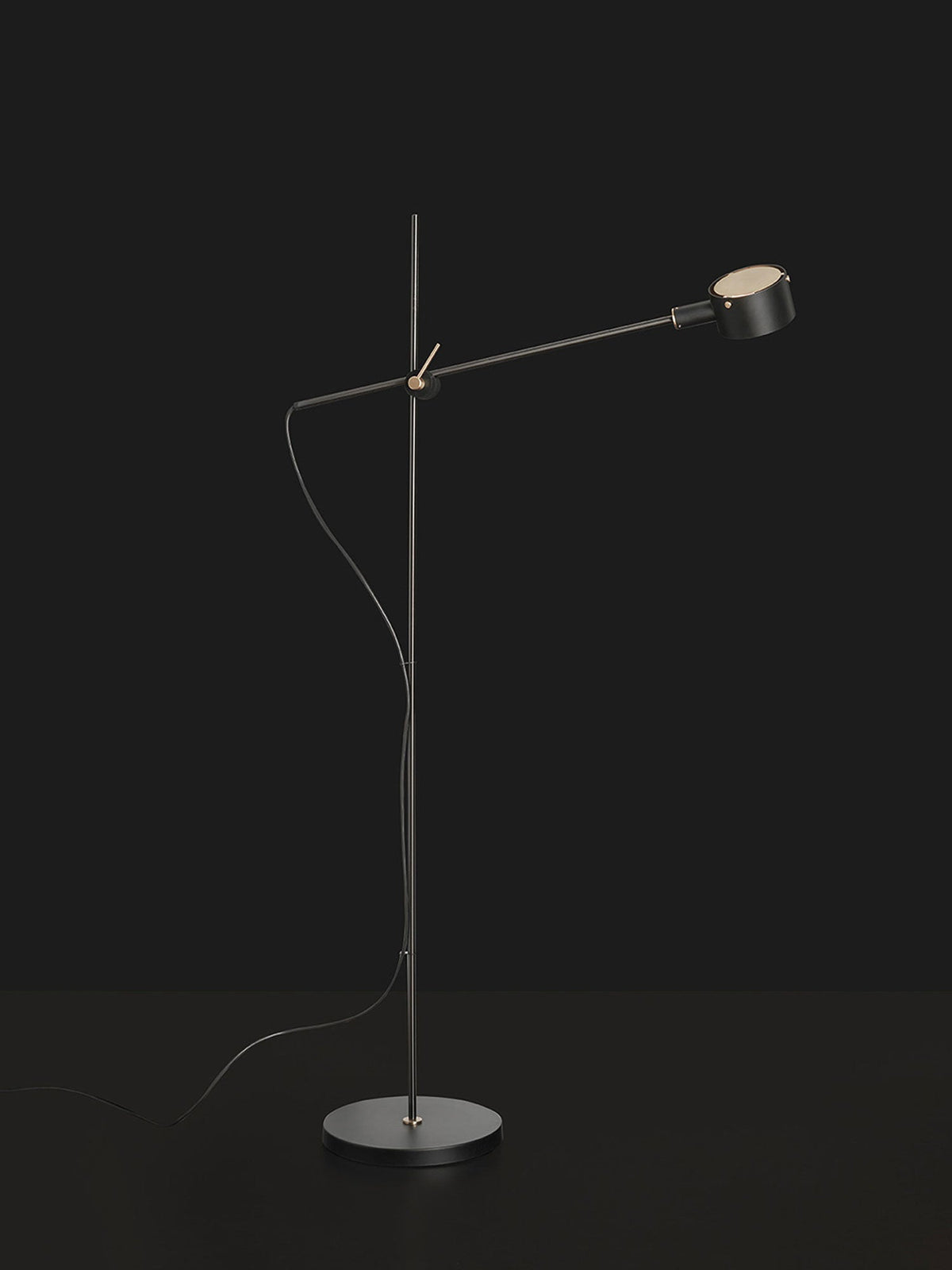 Arclen verstellbare Stehleuchte mit Gegengewicht und horizontaler Arm in dunklem Bronze