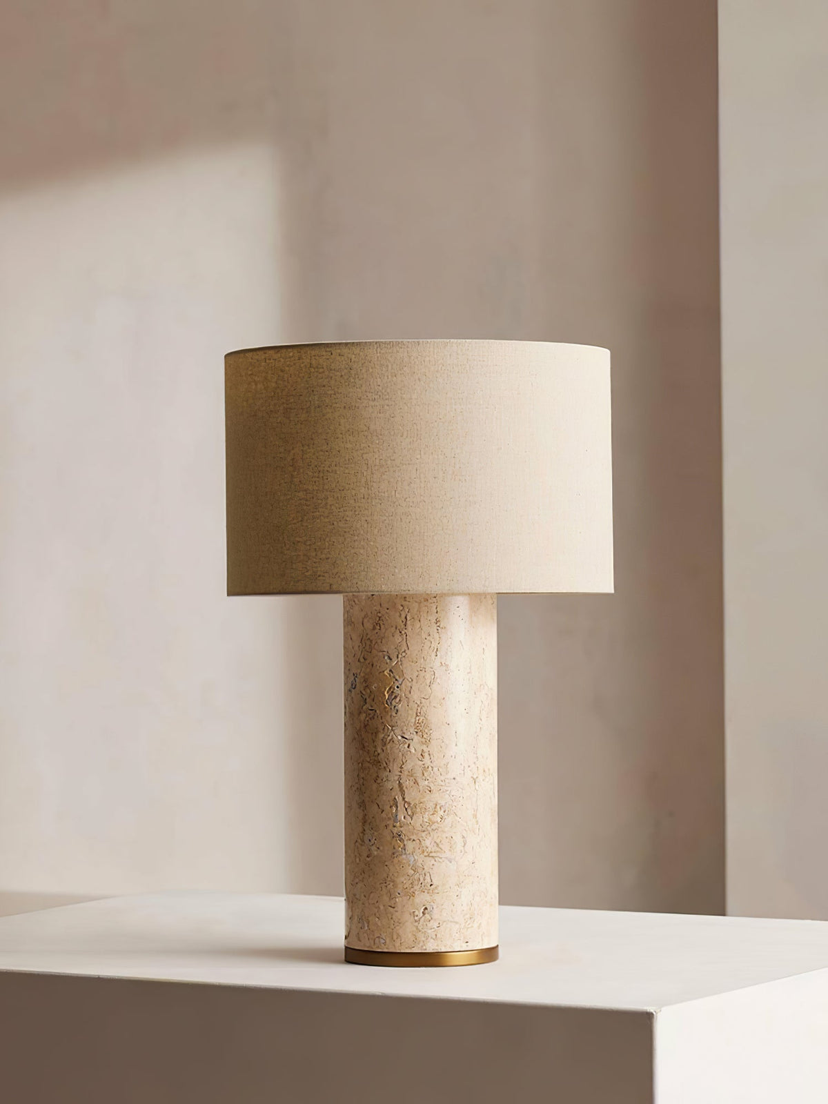Vonoryra Zylindrische Travertin-Tischleuchte in Gelb & Beige