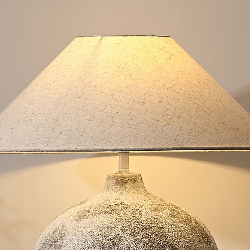Riona Tischleuchte aus Naturstoff und Keramik in Beige aus Stoff