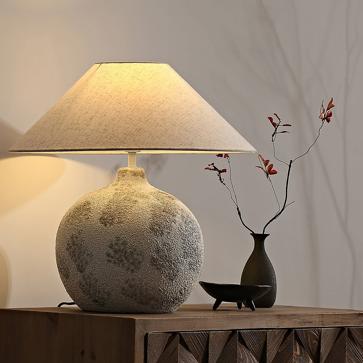Riona Tischleuchte aus Naturstoff und Keramik in Beige aus Stoff