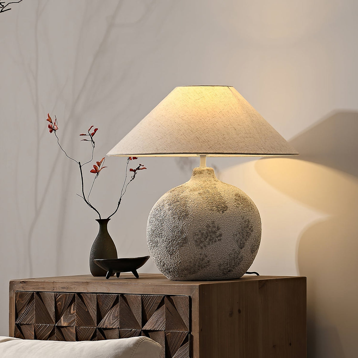 Riona Tischleuchte aus Naturstoff und Keramik in Beige aus Stoff