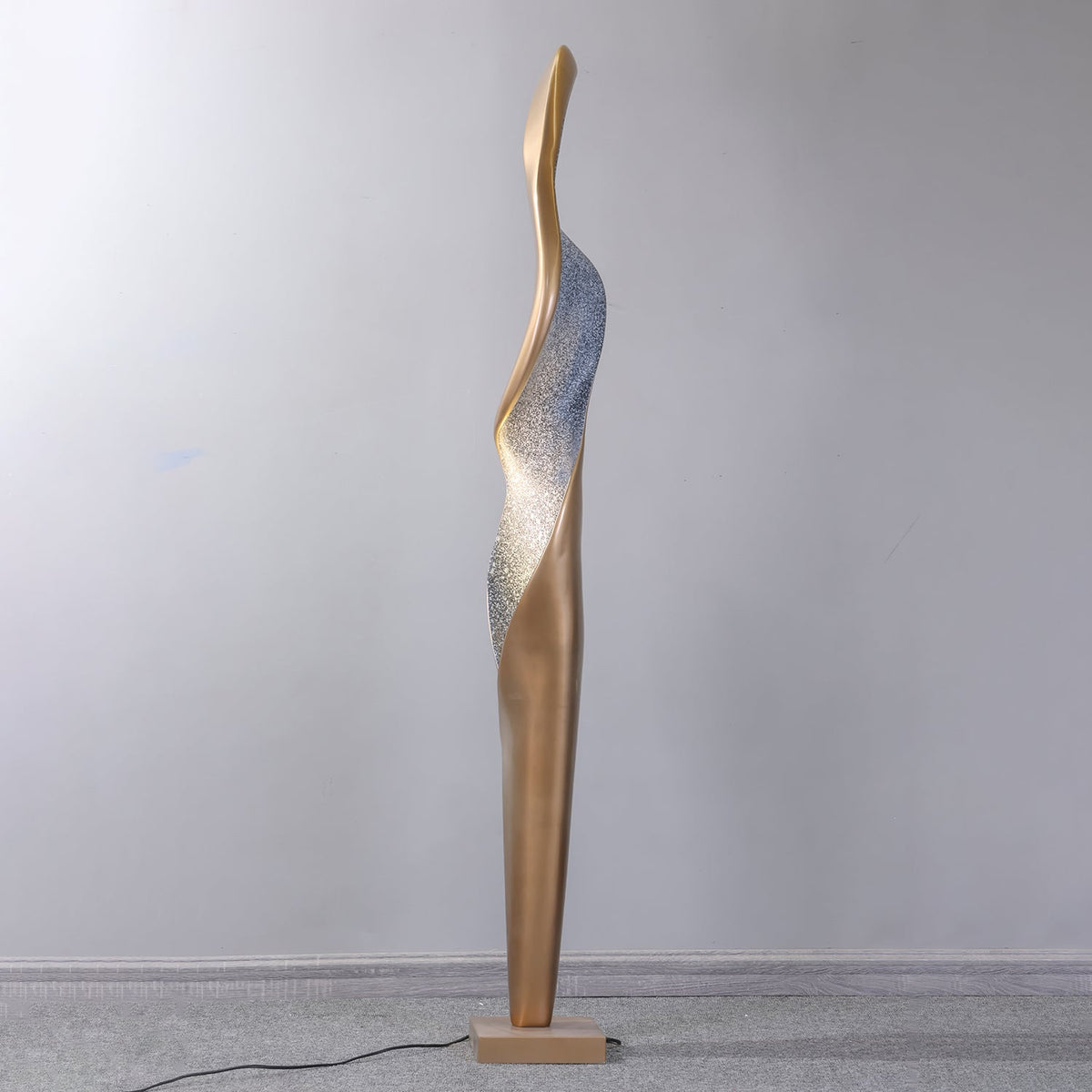 Orelinelle Stehleuchte im skulpturalen Design aus Glas