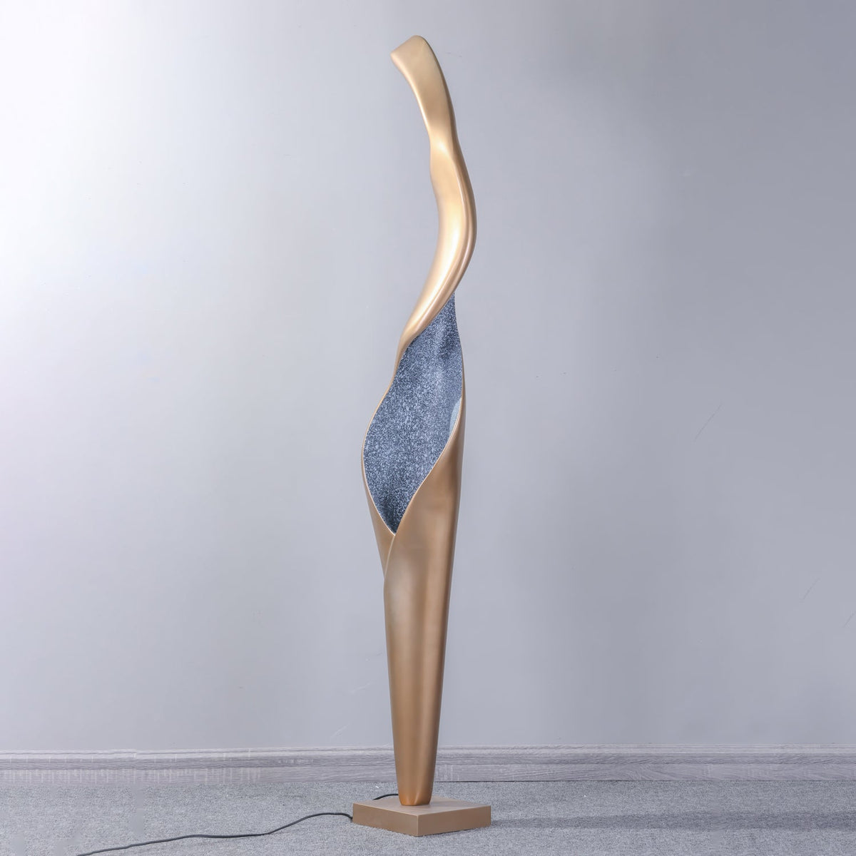 Orelinelle Stehleuchte im skulpturalen Design aus Glas