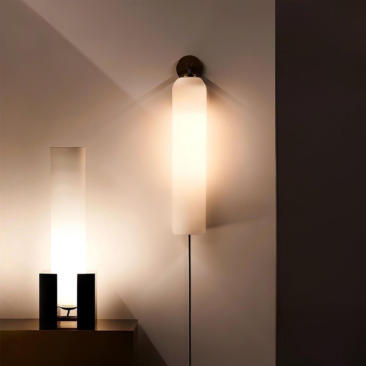 Wandleuchte mit Milchglas und Steckeranschluss